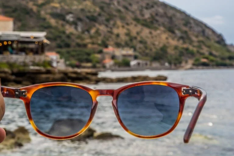 Polarized-Versus-Gradient-Lenses